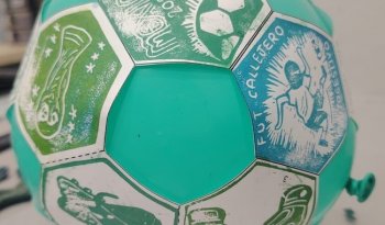 MUNAE invita al taller Balonazo gráfico: fútbol, memoria y linografía en la Plaza de la Santa Veracruz