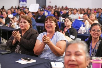 Gobernadora de Guanajuato inaugura Congreso del Comercio y abandera a delegación deportiva