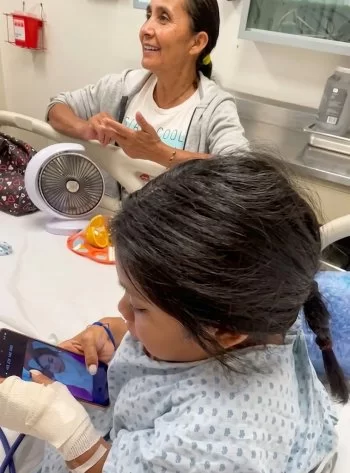 Keyra recibe atención gratuita para enfermedad lisosomal en Hospital Pediátrico de León