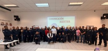 Capacitan a policías de BCS en comunicación asertiva y control de emociones