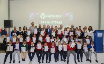 50 estudiantes de primaria presentan proyectos en inglés con enfoque STEAM en San Luis de la Paz