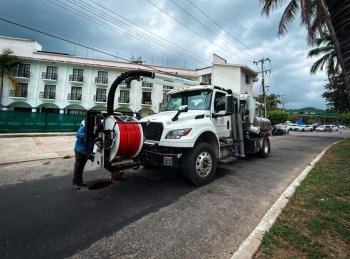 Ceabien desazolva drenaje en Tlacolula, Puerto Escondido y La Crucecita por lluvias