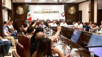 Gobernador de BCS y constructores se unen para reconstruir viviendas tras incendio en Comondú