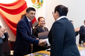 Gobernador de Oaxaca entrega reconocimientos a jueces en el Día de la Abogada y el Abogado