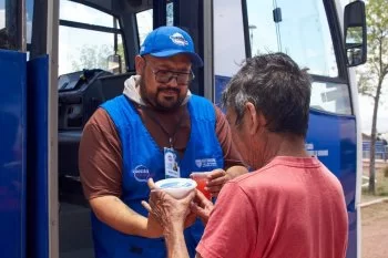 NutriChihuahua lleva más de 288 platillos calientes a colonia Rosario en Chihuahua