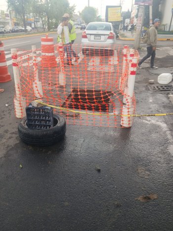 Protegen alcantarillas y registros durante obras viales en Puebla