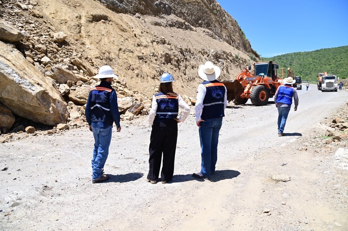 Supervisa CEI retiro de derrumbe en carretera San Pablo-Higuerillas, en Cadereyta