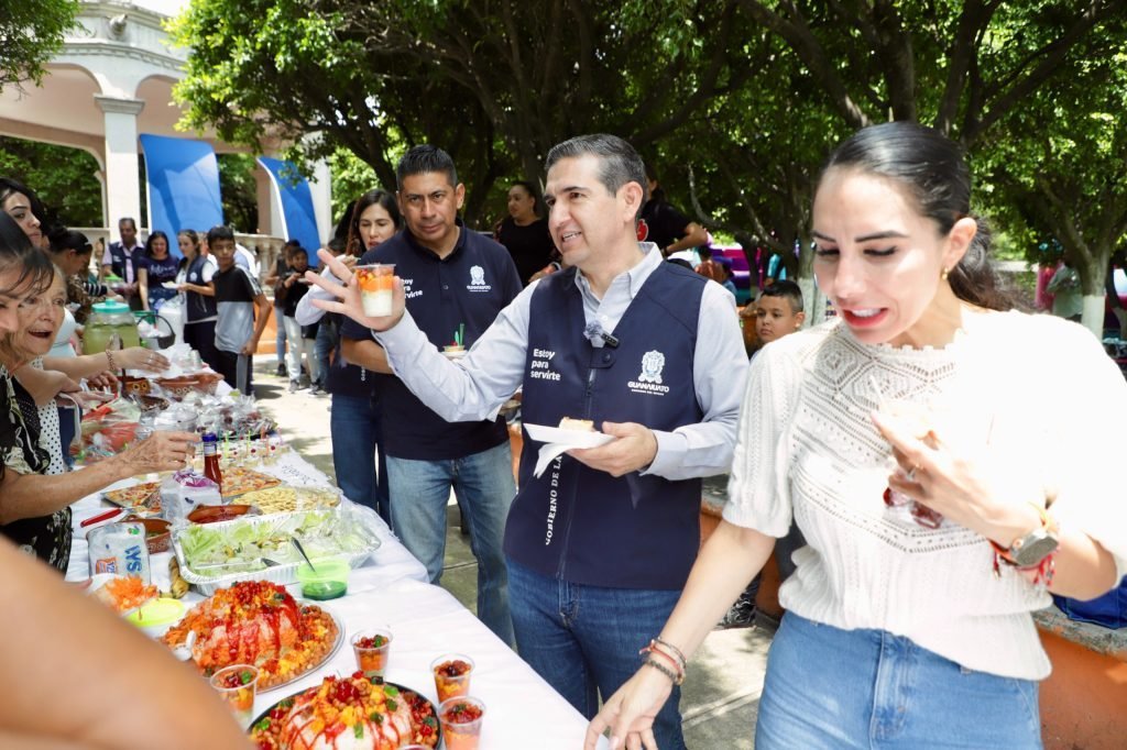DIF Estatal entrega 300 paquetes alimentarios en Ojo de Agua de Enmedio, Moroleón