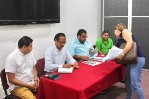 Gobierno estatal atiende a vecinos de Acapulco por obra que amenaza estabilidad de la zona