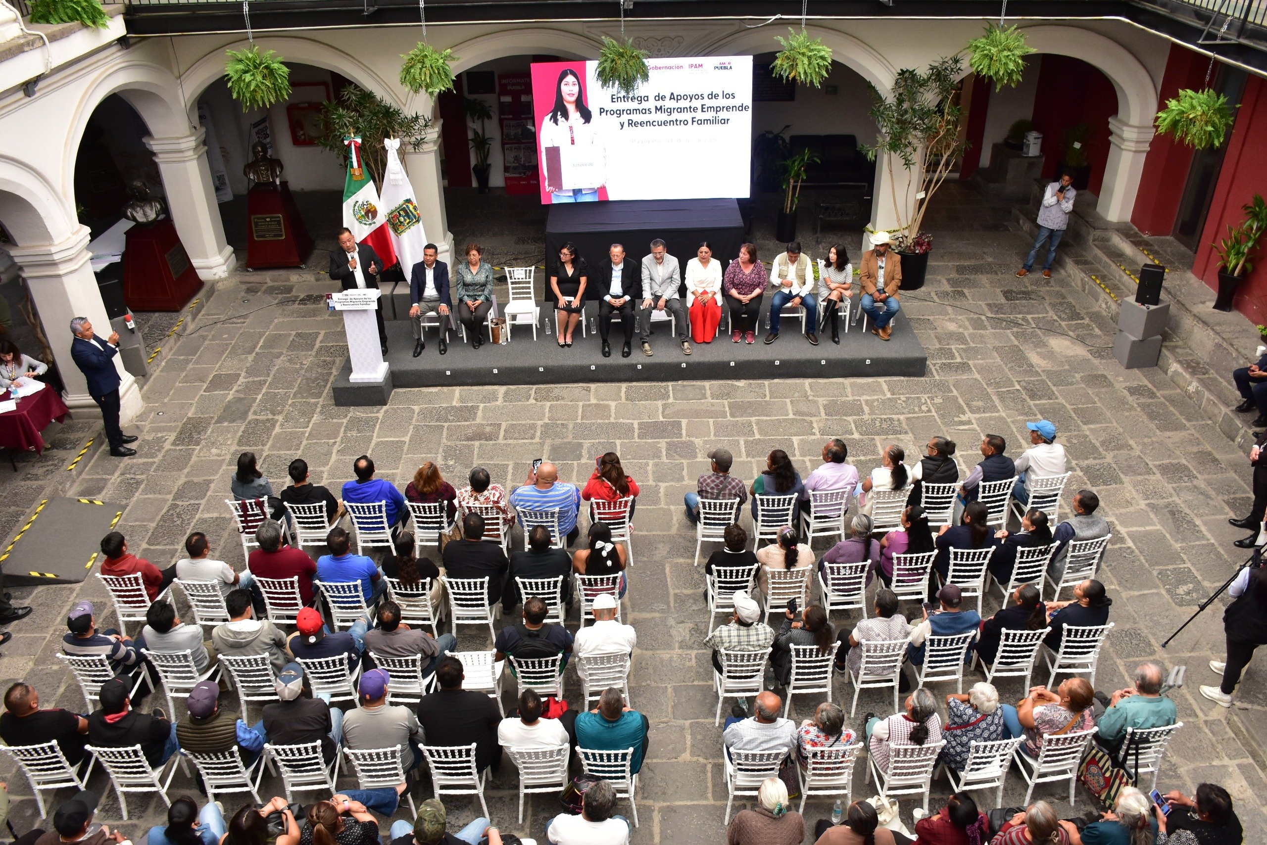 IPAM entrega 100 apoyos y 50 visas para migrantes poblanos; reunifica familias tras 20 años