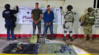 Detienen a dos hombres con armas y equipo táctico en Arteaga, Michoacán