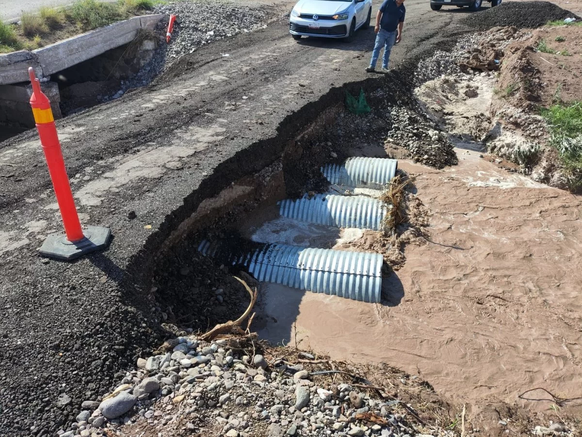 SCOP atiende daños por lluvias en caminos de Chihuahua