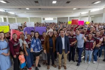 Gobernador David Monreal entrega por primera vez en Calera apoyos del programa Corazón Contento
