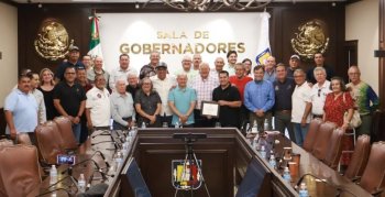 Gobernador de BCS reconoce trayectoria del boxeador Marco Antonio Barrera