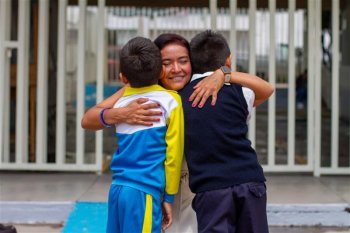 SEG lanza plataforma gratuita y podcast para fortalecer la participación de las familias en la educación