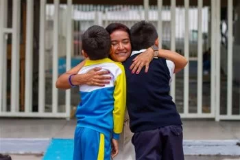 SEG lanza plataforma gratuita y podcast para fortalecer la participación de las familias en la educación