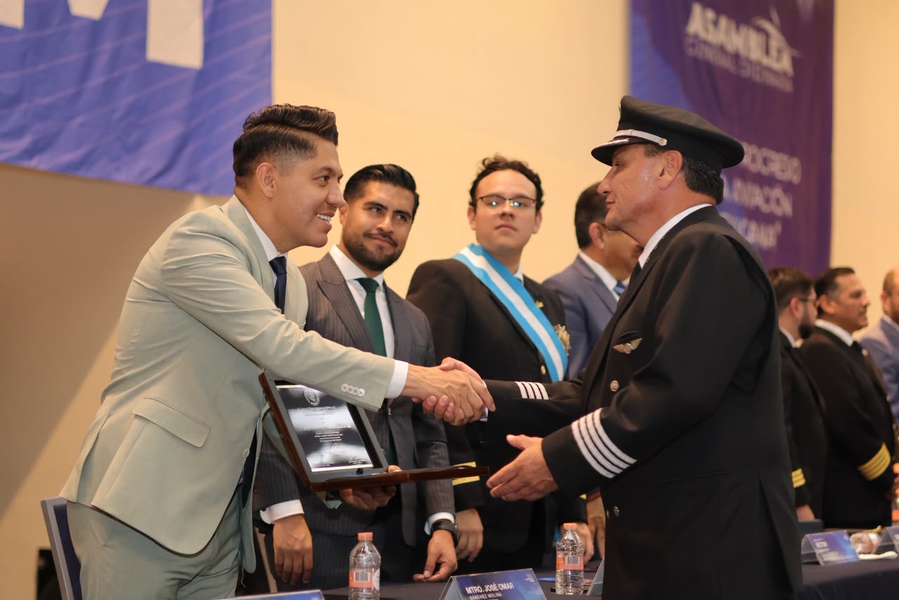 Asamblea del Colegio de Pilotos distingue a senador por gestión en seguridad aérea
