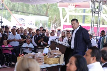 Armenta entrega 159 apoyos al campo en Tehuacán y anuncia tren de pavimento permanente
