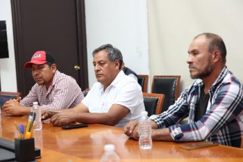 Gobierno de Puebla entrega maquinaria y fertilizantes a productores de cebada en Cuyoaco