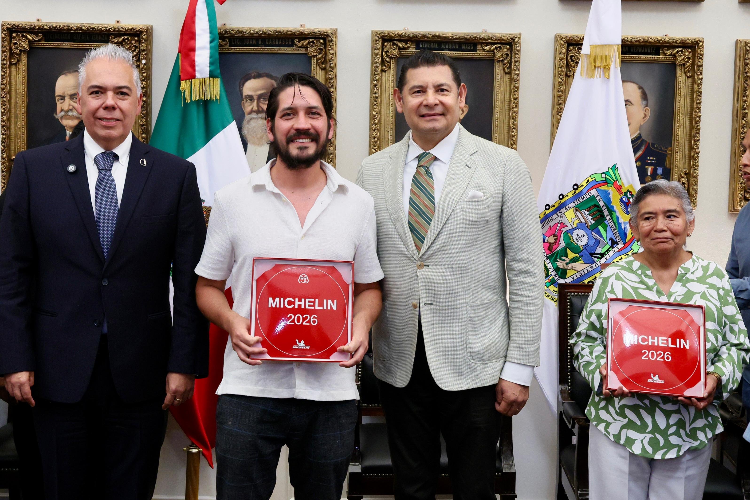 Gobernador Armenta entrega placas MICHELIN a 14 restaurantes de Puebla