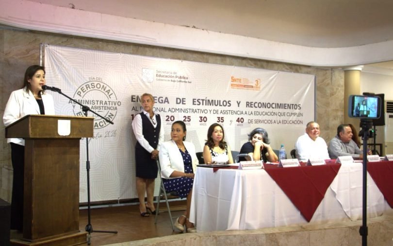 Gobierno de BCS reconoce a personal administrativo con hasta 40 años de servicio