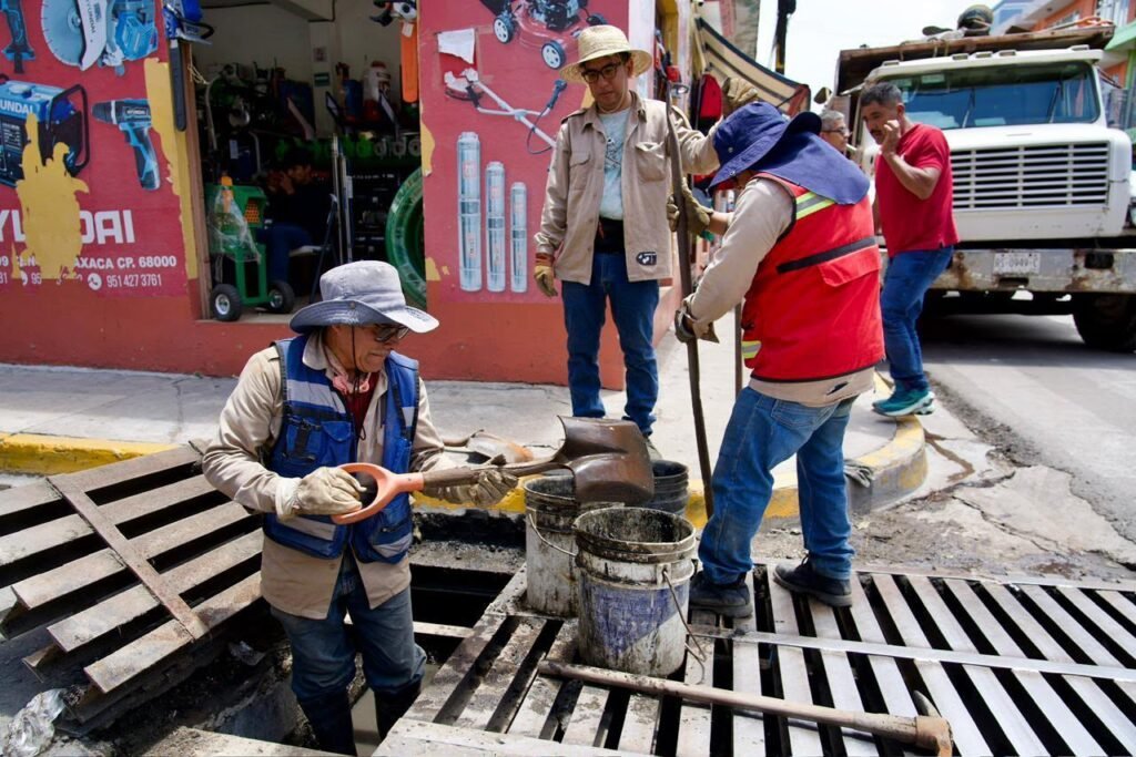 Retiran 18.6 toneladas de desechos en red pluvial del Centro Histórico de Oaxaca