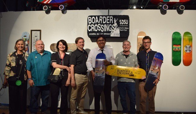 Exposición binacional Boarder Crossings llega a San Diego con arte sobre patinetas y frontera