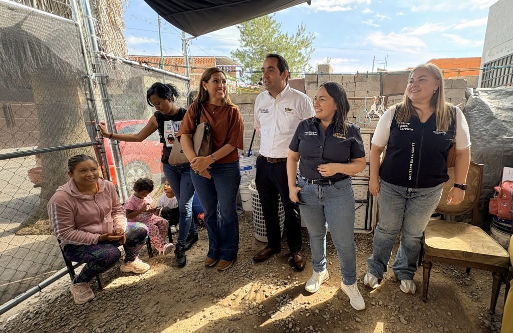 ISSEG entrega impermeabilizantes a comité vecinal en León tras escuchar sus necesidades