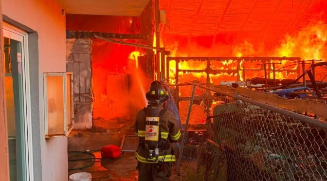 Protección Civil de Michoacán combate incendio en fábrica de reciclaje en Morelia