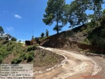Atiende CICAEG derrumbe en carretera Xocoapa–Tenamazapa en Tlacoapa