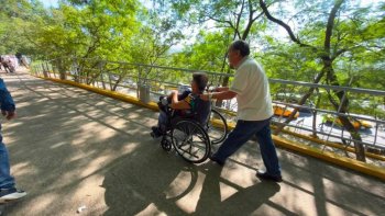 DIF Oaxaca brinda sillas de ruedas y acompañamiento durante la Guelaguetza 2026
