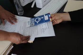 Gobierno de Zacatecas mantiene entrega de credenciales y tarjetones para personas con discapacidad