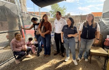 ISSEG entrega impermeabilizantes a comité vecinal en León tras escuchar sus necesidades