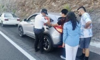 Oficiales auxilian a familia varada en carretera por falta de combustible en Guerrero