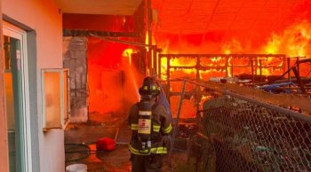 Protección Civil de Michoacán combate incendio en fábrica de reciclaje en Morelia