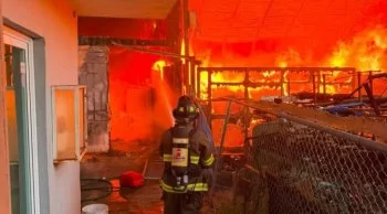 Protección Civil de Michoacán combate incendio en fábrica de reciclaje en Morelia