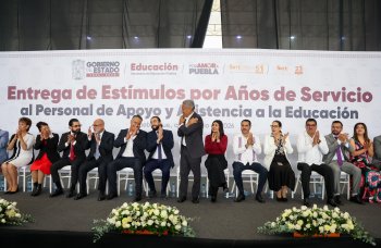 SEP Puebla entrega estímulos a 2 mil 406 trabajadores administrativos por años de servicio