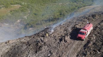 Avanza 85% control de incendio en relleno sanitario de Acatlán de Osorio