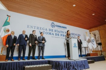 Entrega Libia Dennise 7 Fiats para función notarial y anuncia reforma a Ley del Notariado