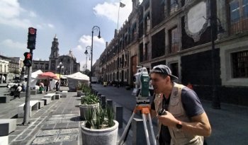 Especialistas del INAH miden desniveles en Centro Histórico para ubicar estructuras prehispánicas