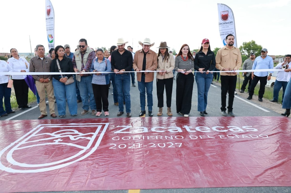 Inaugura Gobernador David Monreal carretera y agua en San Isidro, Zacatecas