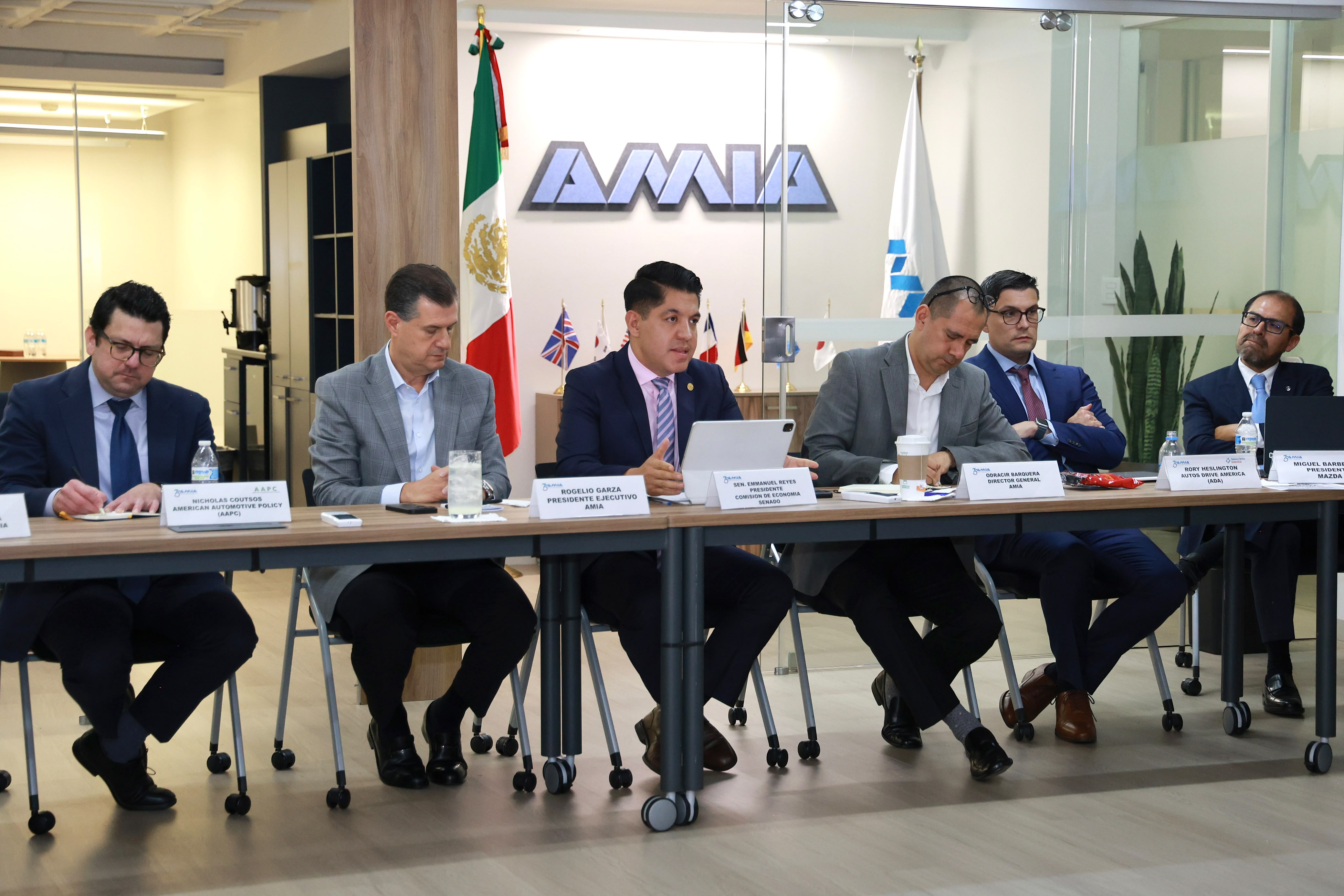 El Senador Emmanuel Reyes Carmona sostiene una reunión con la industria automotriz para fortalecer el diálogo en el marco del proceso de revisión del T-MEC