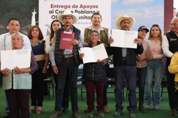 Armenta entrega apoyos y maquinaria en Ixtacamaxtitlán; anuncia mil 700 mdp para el campo