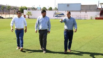 Avance superior al 90% en instalación de pasto en Estadio Maracaná de La Paz