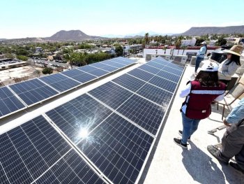 Gobierno de BCS realiza mantenimiento a sistemas fotovoltaicos en La Paz