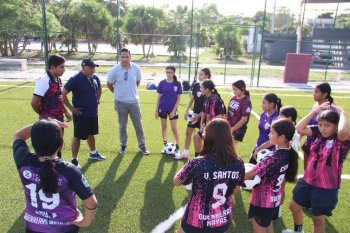 Jacobo Arzate supervisa canchas del Mundial Social en Tulum y convive con jóvenes deportistas