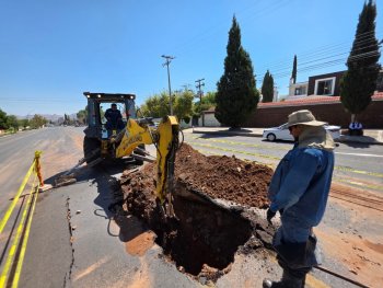 JMAS repara fuga en avenida Zarco; afecta suministro en colonias de Chihuahua