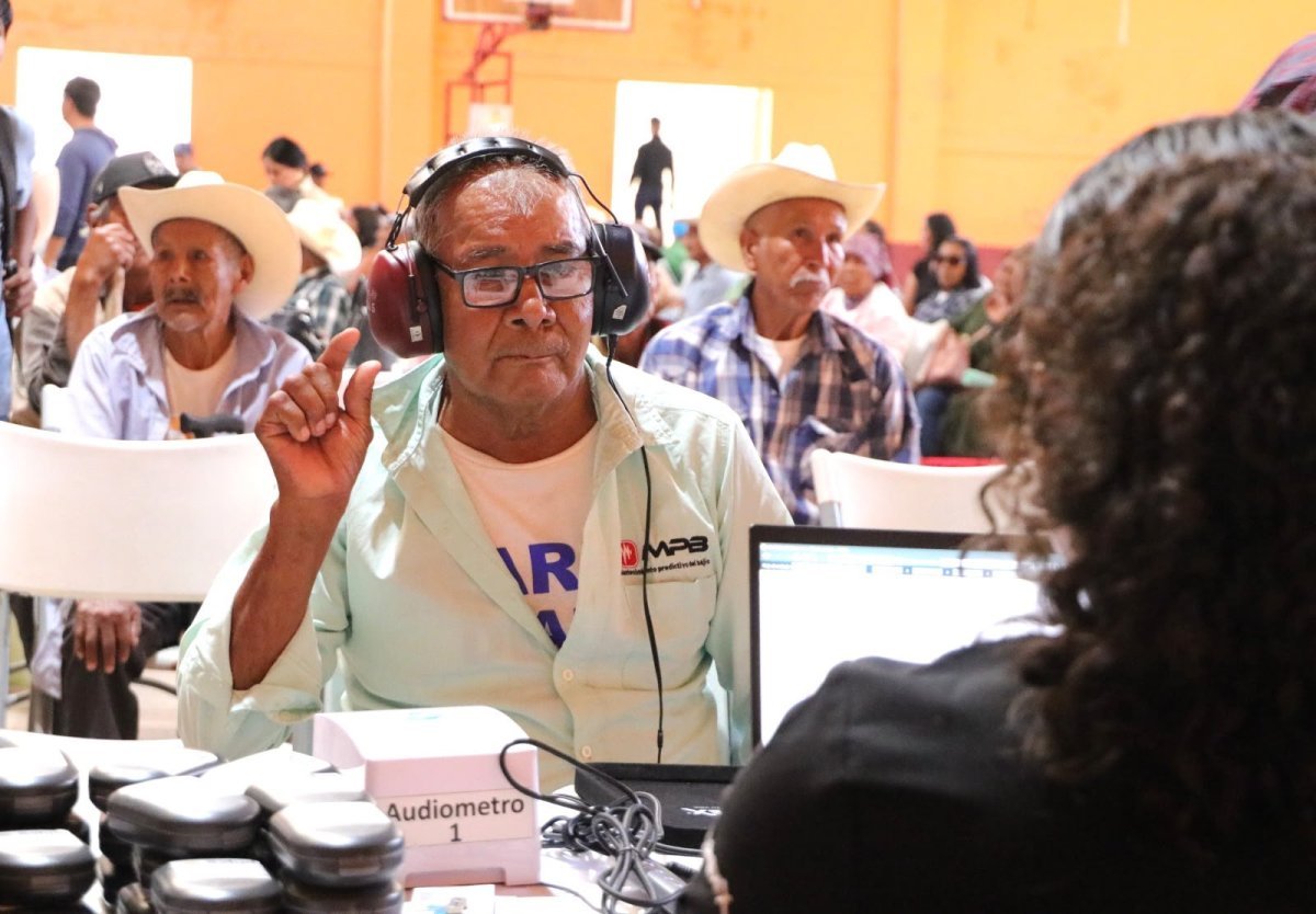 DIF estatal entrega auxiliares auditivos y lentes a más de 600 personas en la sierra