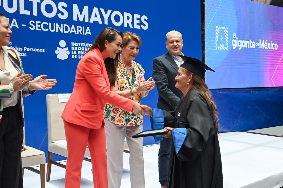 Gobernadora Tere Jiménez entrega 200 certificados a adultos mayores que concluyeron estudios