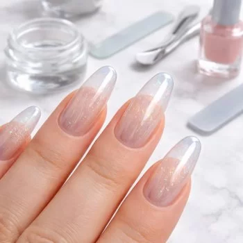 Uñas 'Glass': la manicura translúcida que domina el 2026 en México